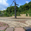 Gepflasterter Platz im Naturschaugarten Lindenmühle, 2009 (mit Beschreibung)