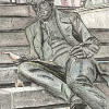 Dichter auf Treppe, 1998 (nach einer Skulptur in Birmingham (Thomas Attwood, Bronzestatue von Sioban Coppinger und Fiona Peever, 1993)) (mit Beschreibung)